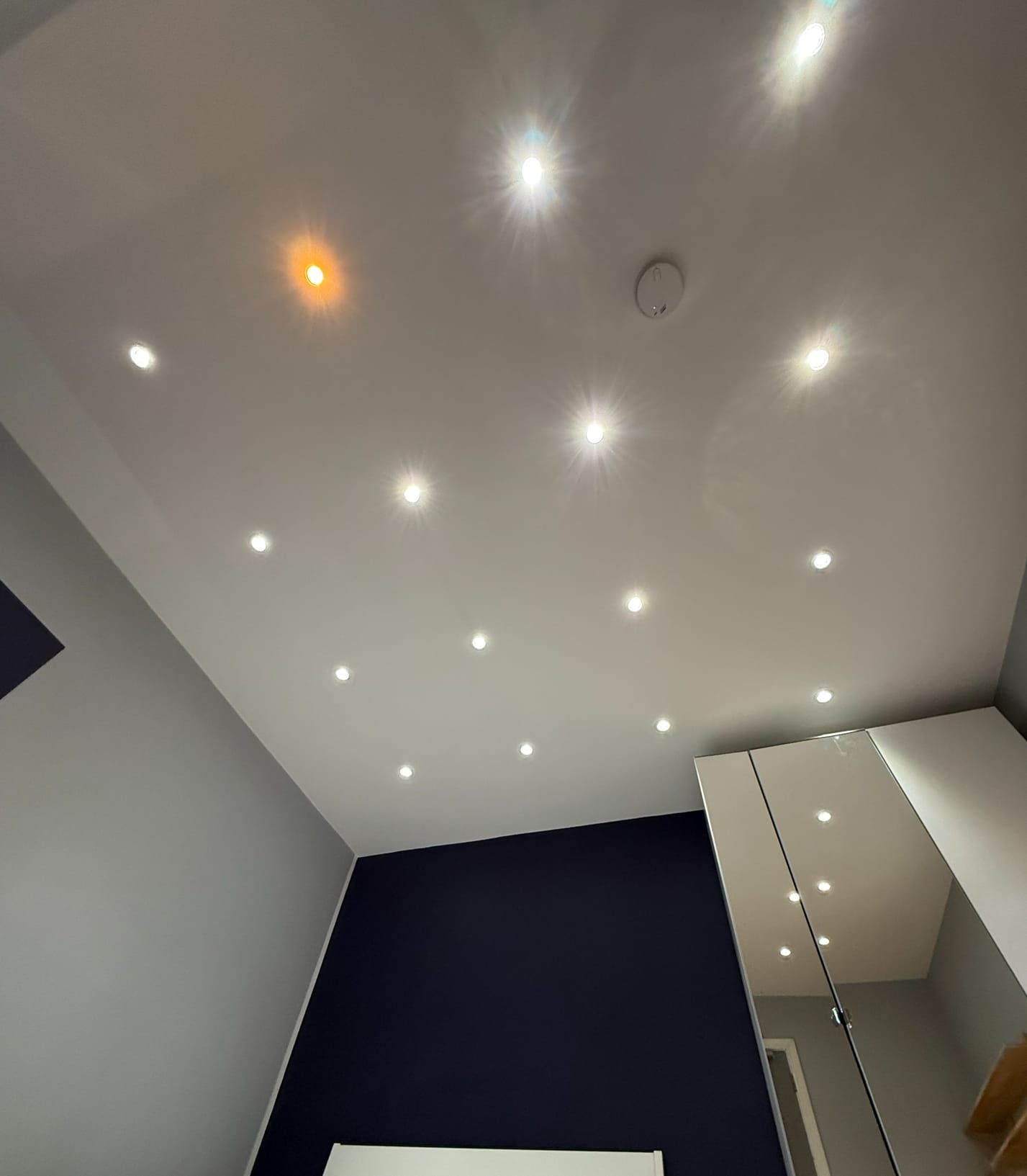 Room with LED ceiling lighting, current condition